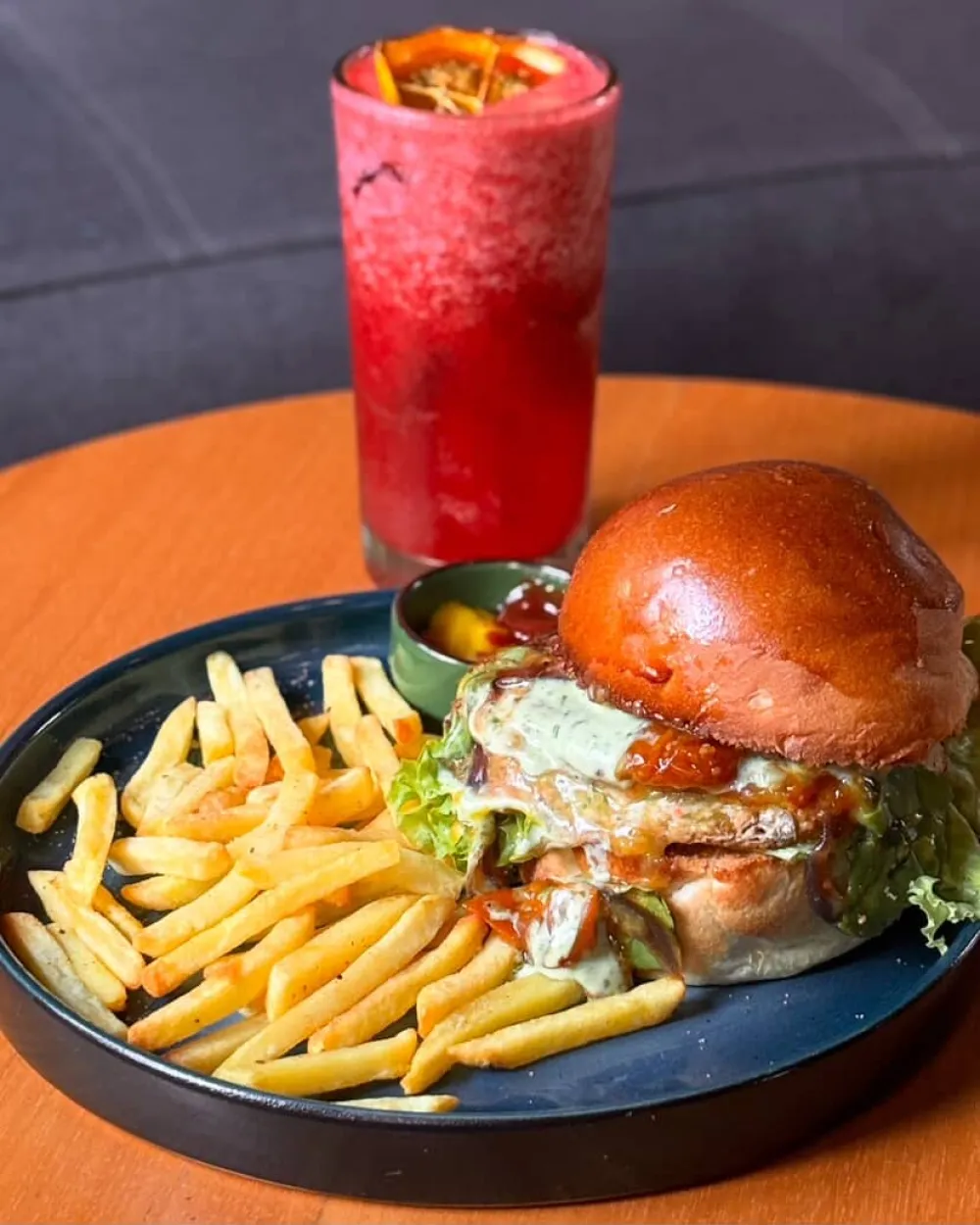 Hamburguesa salvaje con papas y jugo natural 15% dto